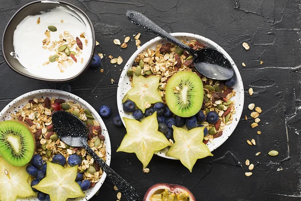 Super Goed Ontbijt Snack Yoghurt Met Muesli Bosbessen Kiwi Passievruchten — Stockfoto