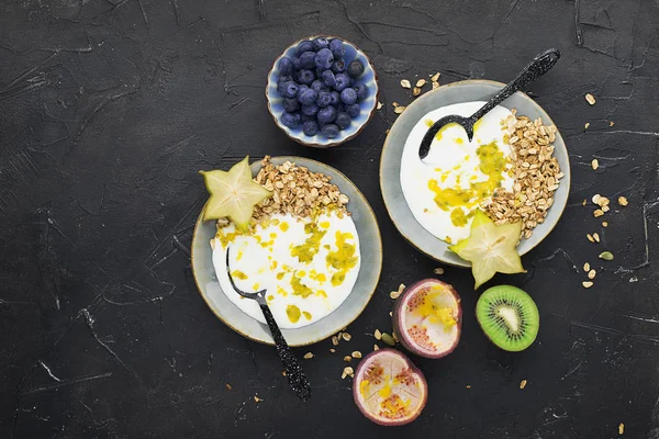 Super Goed Ontbijt Snack Yoghurt Met Muesli Bosbessen Kiwi Passievruchten — Stockfoto