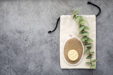 Okaliptüs şube, doğal lif, Eko Pamuk çanta alışveriş için ve hafif bir arka plan üzerinde öğeler üzerinde organik sabun. Üstten görünüm. Kopya alanı