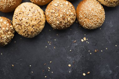 Kepekli burger buns koyu arka plan üzerinde. Üstten görünüm, uzay.