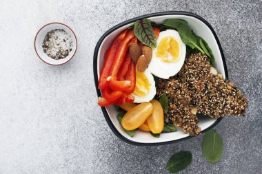 Keto kase. Ketogenik diyet çerez. Tahıl kraker un, kırmızı biber, avokado, yumurta, ıspanak, sağlıklı bir diyet için fındık olmadan. Üstten görünüm