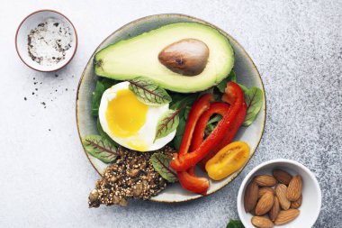 Keto kase. Ketogenik diyet çerez. Tahıl kraker un, kırmızı biber, avokado, yumurta, ıspanak, sağlıklı bir diyet için fındık olmadan. Üstten görünüm