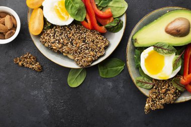 Keto kase. Ketogenik diyet çerez. Tahıl kraker un, kırmızı biber, avokado, yumurta, ıspanak, sağlıklı bir diyet için fındık olmadan. Üstten görünüm