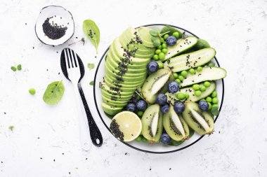 Avokado sebze yaban mersini salata. Sağlıklı gıda. Üstten görünüm.