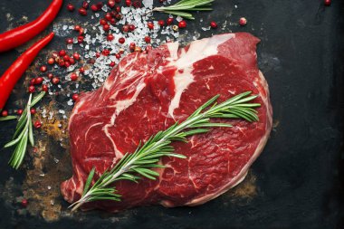 Siyah arka plan üzerine baharat ile kaburga eti.