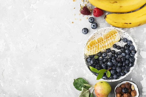 Bär Frukt Müsli Havregryn Hallon Blåbär Bananer Honung Honungskakor Äpplen — Stockfoto