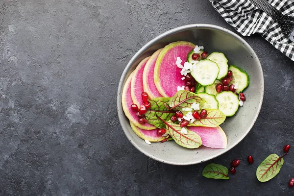 Comida saudável. Rabanete de melancia, pepino, arroz, sementes de romã, azeda, salada de veias vermelhas em um boliche em um fundo escuro. Vista superior. Espaço de cópia . — Fotografia de Stock