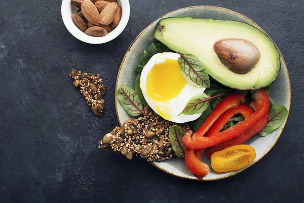 Keto skål. Ketogenik diet snack. Spannmål kex utan mjöl, paprika, avokado, ägg, spenat, nötter för en hälsosam kost. Ovanifrån — Stockfoto