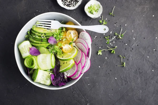 Gemüse Reisschale Salat vorhanden. Avocados, Gurken, Kirschtomaten, Reis, Kräuter, Sesam für den Frühlingssnack. Ansicht von oben — Stockfoto