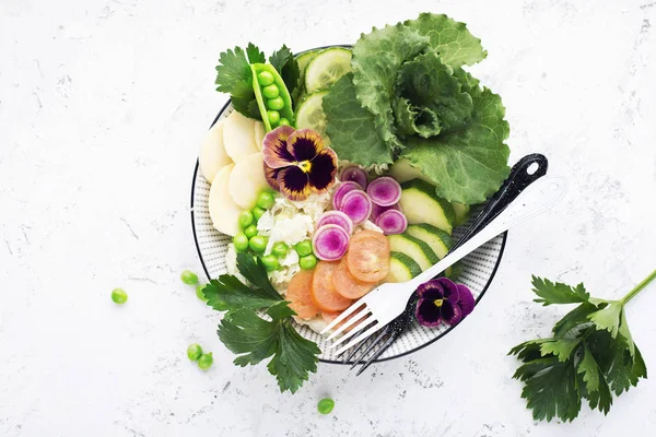 Mooie vitamine gezonde groente salade. Komkommer, kool, daikon, sla, jonge erwten in de dezelfde kom. Bovenaanzicht. — Stockfoto