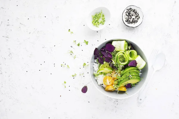 Gemüse Reisschale Salat vorhanden. Avocados, Gurken, Kirschtomaten, Reis, Kräuter, Sesam für den Frühlingssnack. Ansicht von oben. auf hellem Hintergrund. — Stockfoto