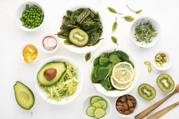 Čisté jídlo. Čerstvá syrová zelenina a salát listy připravit zdravou svačinku jídlo salát. Pohled shora. Na světlém pozadí. — Stock fotografie