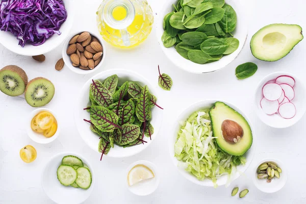 Чистая еда. Свежие сырые овощи и листья салата, чтобы приготовить здоровый салат закуски. Вид сверху. На светлом фоне . — стоковое фото