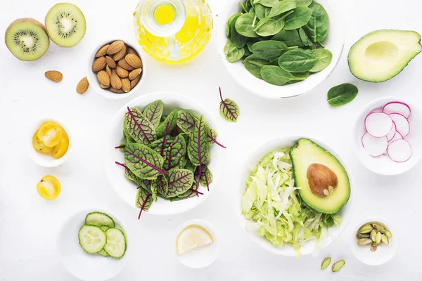 Здоровое питание. Ингредиенты для свежего зеленого овощного салата из свежих овощей. Вид сверху . — стоковое фото