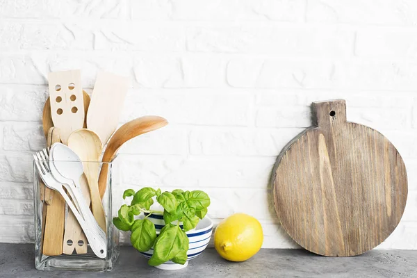 Herramientas Cocina Tabla Cortar Aceitunas Estante Cocina Contra Una Pared —  Fotos de Stock