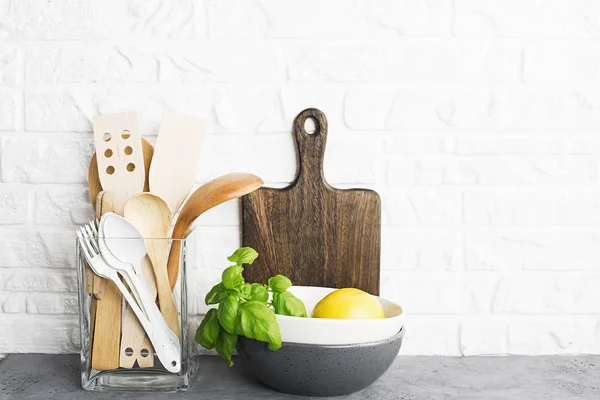 Alat Dapur Potongan Zaitun Rak Dapur Menghadap Dinding Bata Putih — Stok Foto