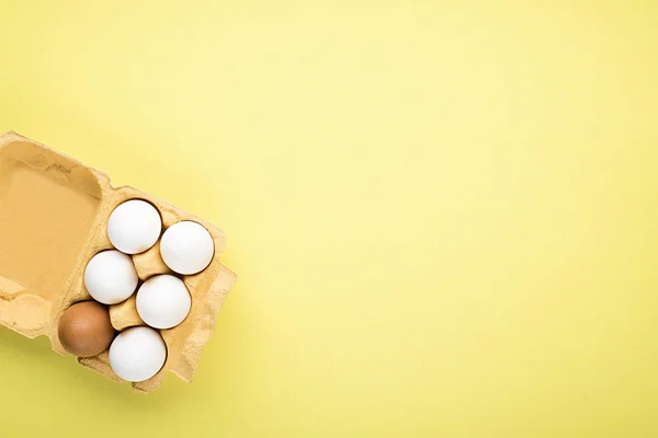 Molte uova per Pasqua in un contenitore su sfondo color pastello. Il concetto della tendenza principale. Copia spazio . — Foto Stock