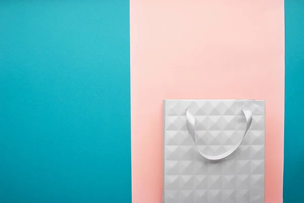Graue Textur Paket Tasche Einkaufsgeschenk auf einem pastellfarbenen Hintergrund. Ansicht von oben. horizontal, Kopierraum, — Stockfoto