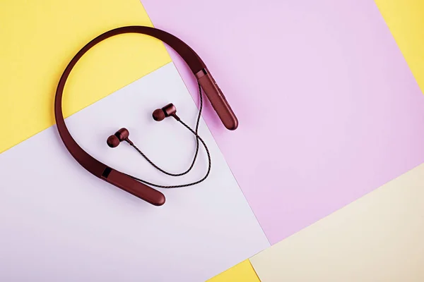 Headphones on a pastel color background. Top view. The concept of the main trend. Horizontal. Photo toning — Stock Photo, Image