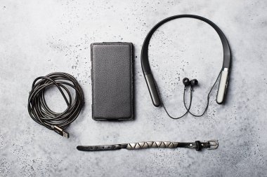 Spor salonunda egzersiz spor ayakkabı akıllı telefon, şarj cihazı, kulaklık, bilezik, çanta aksesuarları, kum saati için ayarlayın. Zaman online dizn hareket. Ana eğilim sağlıklı bir yaşam tarzı kavramdır. Yatay