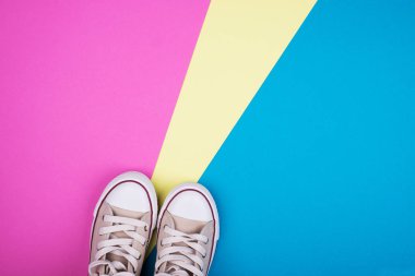 Parlak renkli eğilim arka plan ve spor ayakkabısı. Projeniz için yaratıcı arka plan. 80, pembe, mavi, sarı,