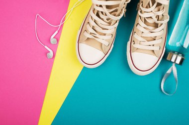 Parlak renkli eğilim arka plan ve spor ayakkabısı. Projeniz için yaratıcı arka plan. 80, pembe, mavi, sarı,