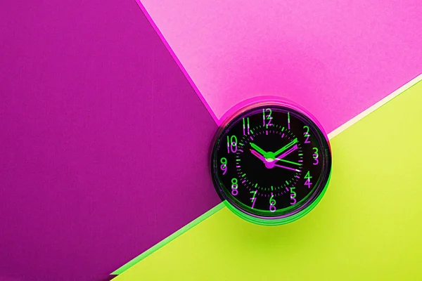 时钟故障是明亮的霓虹灯, 现代色彩的双色调效果。复古波。塑料粉红色, 不明飞行物绿色, 质子紫色。水平复制空间 — 图库照片