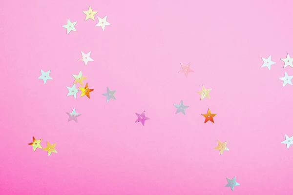 Couleur rose plastique brillant avec de petites étoiles brillantes. Brillant fond pour votre projet festif — Photo