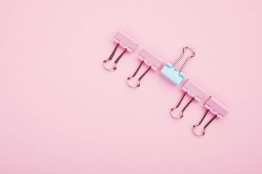 Pembe kavramı arka plan pembe ve mavi ataç. Mimari ofis, iş, okul projesi yatay için boş tarzında. Uzay kopyalayın. İki renk,