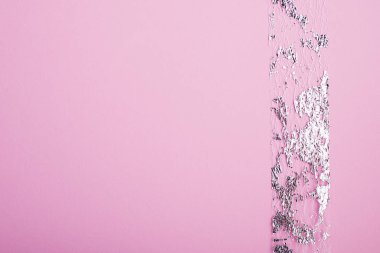 Hediye gümüş kurdele ile şenlikli pembe arka plan. Projeniz için eğilim kavramı. Yatay. Kopya alanı,