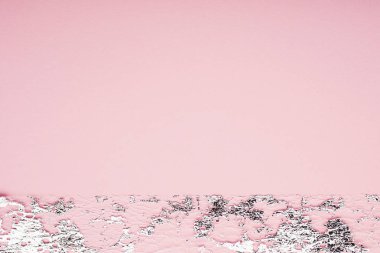 Hediye gümüş kurdele ile şenlikli pembe arka plan. Projeniz için eğilim kavramı. Yatay. Kopya alanı,