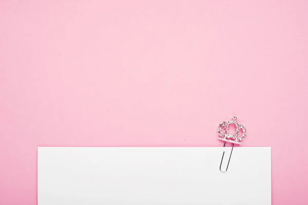 Hintergrund rosa Umschlag glänzende Prinzessin Krone. das Konzept einer Einladung zum Fest der Geburt einer kleinen Prinzessin. horizontal. Kopierraum. — Stockfoto