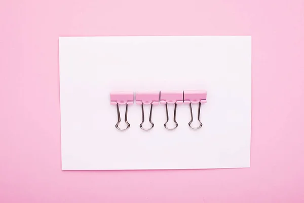 Rosa Konzept Hintergrund rosa und blaue Büroklammern. im Stil des Minimalismus leer für Büro, Geschäft, Schulprojekt in der Horizontalen. Kopierraum. zwei Farben, — Stockfoto
