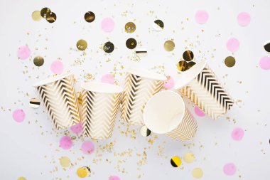 Konfeti, kağıt moda bardak beyaz zemin üzerine evrensel popüler festival arka plan pembe altın. Kavram herhangi parlak proje eğlenceli. Yatay, kopya alanı,