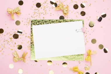 Boş parça kağıt, şenlikli bir pembe altın konfeti ve glitter üstünde defter. Düğün doğum günü partisi, bir proje için evrensel arka plan. Lay, kopya alanı paylamak