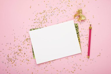 Boş parça kağıt, şenlikli bir pembe altın konfeti ve glitter üstünde defter. Düğün doğum günü partisi, bir proje için evrensel arka plan. Lay, kopya alanı paylamak