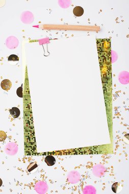 Boş parça kağıt, şenlikli bir pembe altın konfeti ve glitter üstünde defter. Düğün doğum günü partisi, bir proje için evrensel arka plan. Lay, kopya alanı paylamak