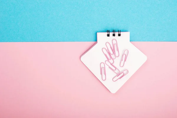 Lege Notebook of Kladblok op roze en blauwe achtergrond met een dubbele kleur briefpapier. Creatieve minimalisme chancery concept. Bovenaanzicht, plat lag. — Stockfoto