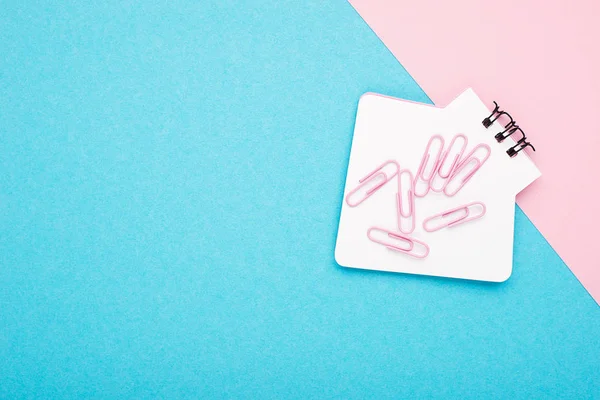 Lege Notebook of Kladblok op roze en blauwe achtergrond met een dubbele kleur briefpapier. Creatieve minimalisme chancery concept. Bovenaanzicht, plat lag. — Stockfoto