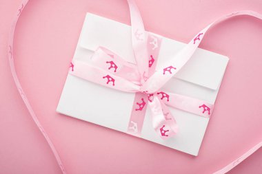 Bir prenses bir pastel pembe zemin üzerine şerit taç pembe tonlar yazı Tebrikler için zarf. Yatay