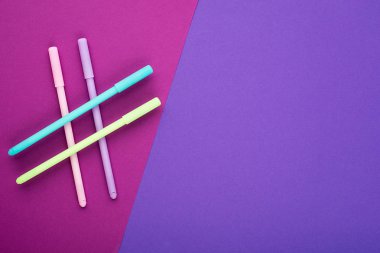 Arka plan tasarım sembolü etiketi iletişim hashtag moda renkli kağıt arka plan üzerinde renkli kalemler imal. Yatay, kopya alanı,