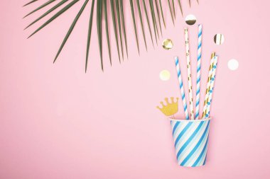 Kağıt bardak kokteyl kamış. Bir tatil, dinlenme, parti, evrensel modern eğilim kavramı arka plan iki renk plaj. Yatay, kopya alanı. Düz yatıyordu