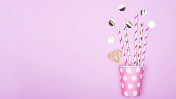 Papieren kopjes cocktail rietjes. Universele moderne trend concept achtergrond van een vakantie, rust, partij, strand twee kleuren. Horizontaal, kopie ruimte. Plat leggen — Stockfoto