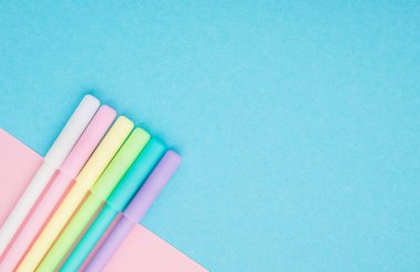 Renkli kalemler mavi pembe renkli seti