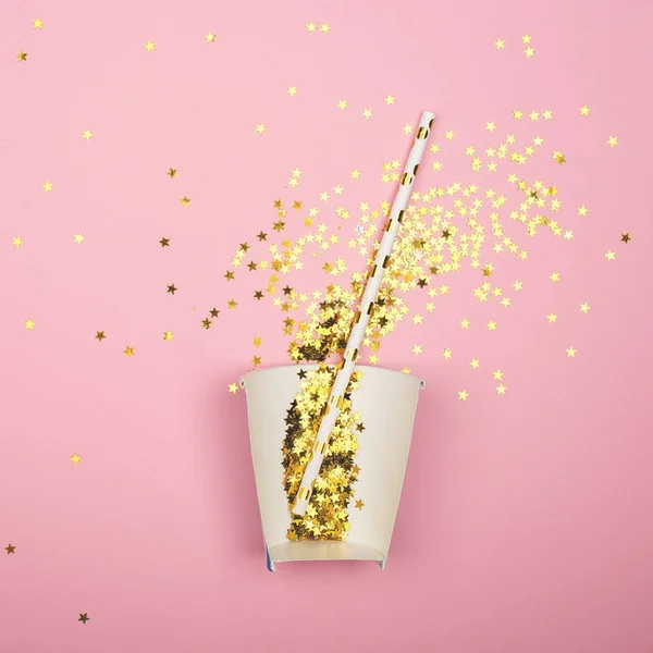 Papier beker gouden sterren glitter roze achtergrond — Stockfoto