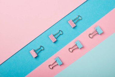 Kağıt kelepçe pembe arka plan ileti örneği boş köşegen