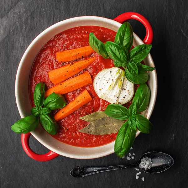 Sauce tomate marinara classique traditionnelle pour la nourriture maison. Carottes, tomates, oignons, basilic, feuilles de laurier, huile d'olive. Produits de ketchup frais et sains — Photo