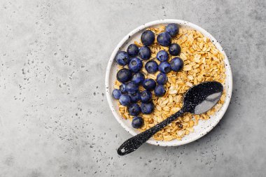 Sağlıklı dengeli kahvaltı. Tam tahıllı karamel granola, taze organik yaban mersini. Minimalizm.