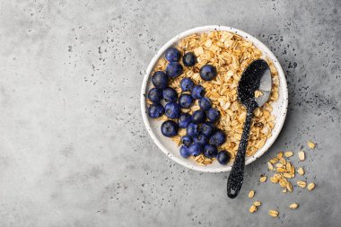 Sağlıklı dengeli kahvaltı. Tam tahıllı karamel granola, taze organik yaban mersini. Minimalizm.