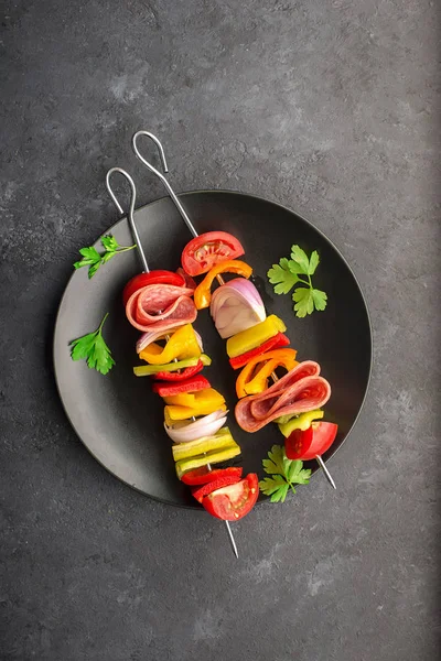 Une collation saine. Brochettes aux poivrons, oignons violets, tomates, saucisses . — Photo